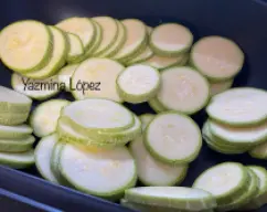 Step <p>Coloca en el varoma los calabacines cortados en rodajas finitas.Coloca en el varoma los calabacines cortados en rodajas finitas.</p><p>.</p> illustration