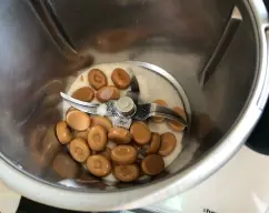 Step <p>Se pone en el vaso el azúcar y los caramelos y se pulverice 12 seg/vel 10. Con la espátula, bajaremos los ingredientes hacia el fondo del vaso.</p> illustration