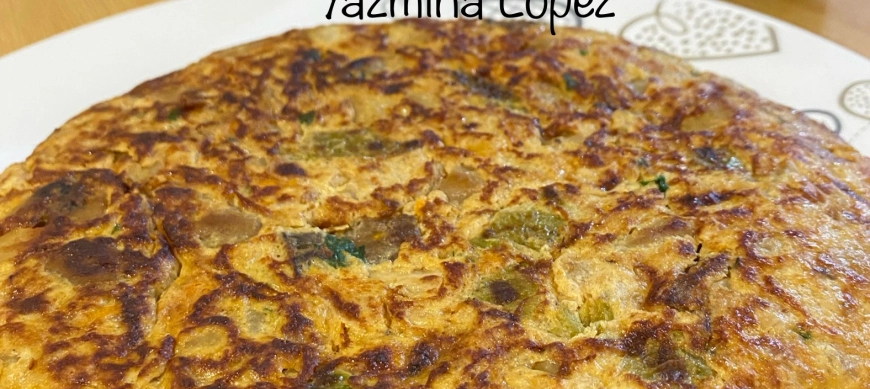 Tortilla de papas con cebolla y pimientos