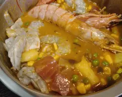 Step <p>Retiramos el Varoma con los huevos y reservamos.</p><p>Agregue al vaso el 250 g de pescado blanco limpio sin piel en trozos, 200 g de cola de langostinos y 6 langostinos enteros para decorar. Programe 10 min/100°C/giro inverso/velocidad cuchara</p> illustration