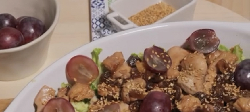 Ensalada con pollo dorado, uvas y pasas