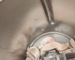 Step <p><span style="font-weight: normal;">Con el vaso limpio y </span>seco <span style="font-weight: normal;">pon los ajos enteros. </span></p> illustration