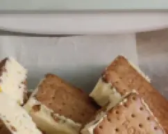 Step <p><span style="font-weight: normal;">Recuerda que cuando se haya congelado, tendrás un delicioso helado de sandwich. </span></p><p><span style="font-weight: normal;">Y una merienda diferente para tus hijos. </span></p> illustration