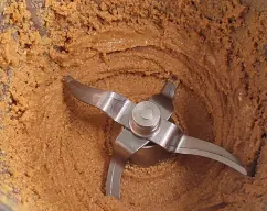 Step <h4><b>Cada vez, al procesar nuestras avellanas tostadas, va saliendo un aceite natural rico en vitaminas que nos permitirá darle cremosidad a nuestra Nutella.</b></h4> illustration