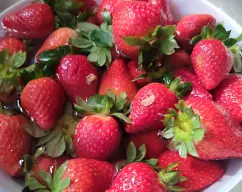 Step <h4><b>Una vez que tengamos el agua lista, ponerla en un recipiente y agregar las fresas. Dejarlas reposar durante unos 6 min. </b></h4> illustration