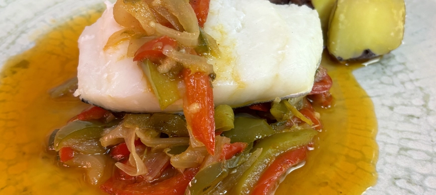 Bacalao encebollado canario con papas negras