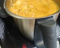 Step <p>Retire del vaso 6 langostinos enteros para decorar (reserve). Agregar 200 g de leche evaporada mezclar con la espátula. </p> illustration