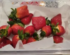 Step <h4><b>En cualquier envase o recipiente amplio y transpirable, en el fondo, colocar papel de cocina e introducir las fresas. Si la tapa es muy hermética, podemos poner papel film con tres pequeños agujeros para que nuestras fresas respiren.</b></h4> illustration