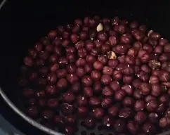 Step <h4>Para empezar, si no tenemos tostadas las avellanas, como es mi caso, las podemos poner en la freidora de aire por 15 min a 150ºC.</h4> illustration