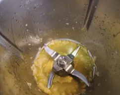 Step Agregar al vaso 2 dientes de ajo y 30 g de aceite de oliva virgen extra. Trocee 3 seg/velocidad 8 illustration