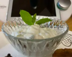 Step <p>Salsa:</p><p>Ponga el pepino en el vaso y trocee 4 seg/vel 4. Viértalo en el cestillo, espolvoree con ½ cucharadita de sal y reserve. </p> illustration