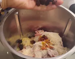 Step <h4>Incorporar los 100 g de pasas sin hidratar</h4> illustration