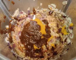 Step <p>Ponga la 150 g de cebolla, 150 g de tomate maduro en cuartos y trocee 3 seg/vel 5; luego, agregue 75 g de arroz, 3 cucharadas de ají panca, 2 cucharadas de ají amarillo y sofría 6 min/120°C/giro inverso/velocidad cuchara</p> illustration