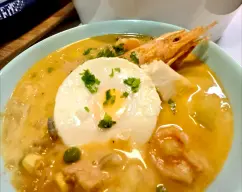 Step <p>Vierta el chupe en un cuenco o plato hondo. Decore con el queso, langostino, huevo y perejil. </p><p>¡Disfrútenlo!</p> illustration