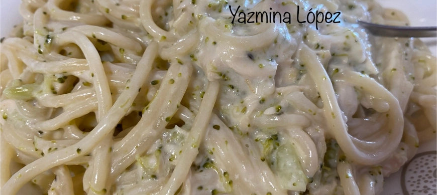 Pasta cremosa con pollo y brócoli