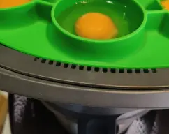 Step <p>Incorpore 250 g fumet de pescado y marisco, 160 g de maíz o choclo desgranado, 100 g de guisantes o habas frescas, 250 g de papa cortada en cubos de 2 cm, 1 cucharada de sal, 1 - 2 pellizcos de pimienta molida y 550 g de agua. En el Varoma poner 1 huevo, por cada comensal, en un molde o en el papel de horno, tapamos y ponemos en su posición sobre el vaso. programe 12 min/Varoma/giro inverso/velocidad 1.5</p> illustration