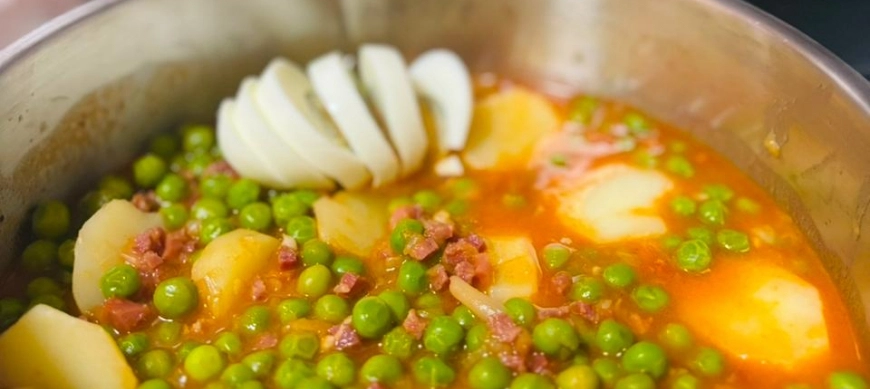 Arvejas con jamón y papas