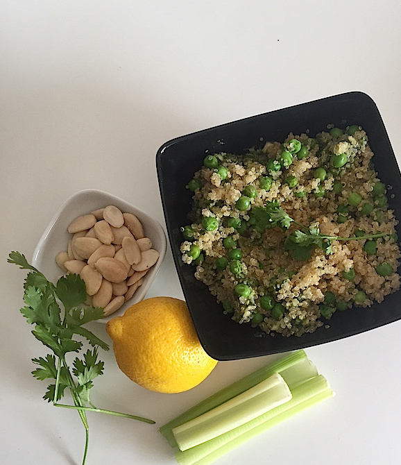 Quínoa con guisantes y pesto de almendras. Receta de temporada.