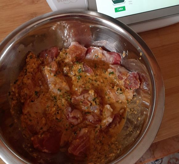 Cerdo en adobo y salsa de cebolla