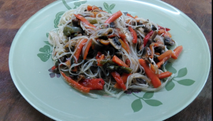FIDEOS DE ARROZ CON VERDURA Y SETAS