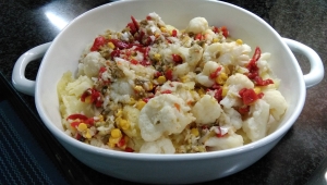 COLIFLOR TEMPLADA CON VINAGRETA DE MAÍZ, PIMIENTOS Y ENCURTIDOS