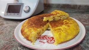 Tortilla de papas rellena de beicon y queso